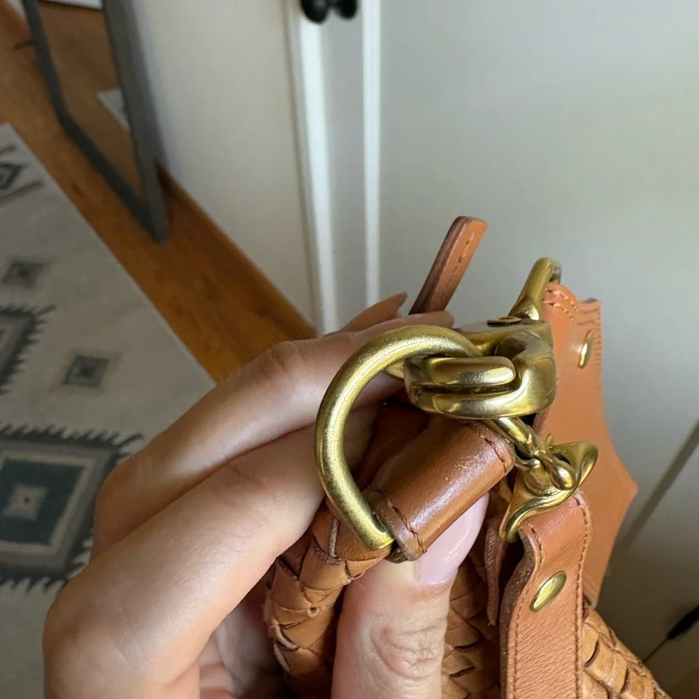 Clare V. Woven Moyen Messenger - Picture 9 of 11